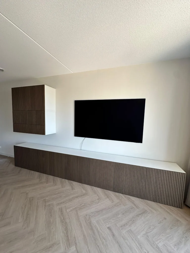 Zwevend IKEA BESTÅ tv-meubel met verticale houtlook fronten en wandkast, gemonteerd in Utrecht