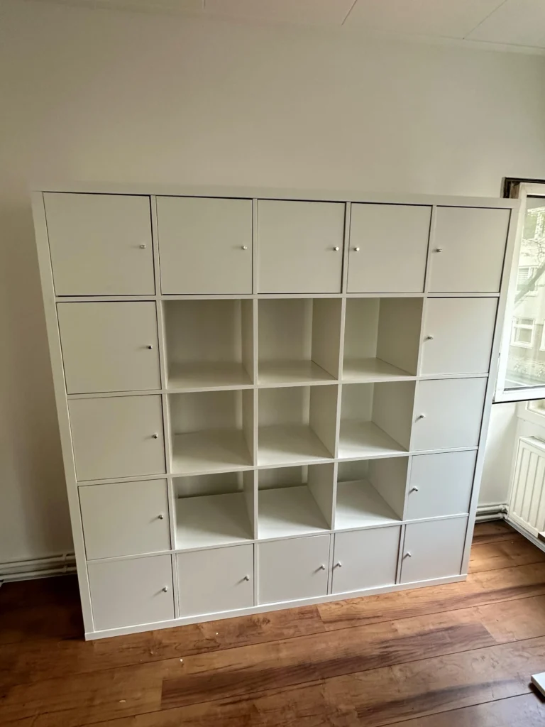 Witte IKEA KALLAX kast met deurtjes in de vakken, gemonteerd in Zaandam