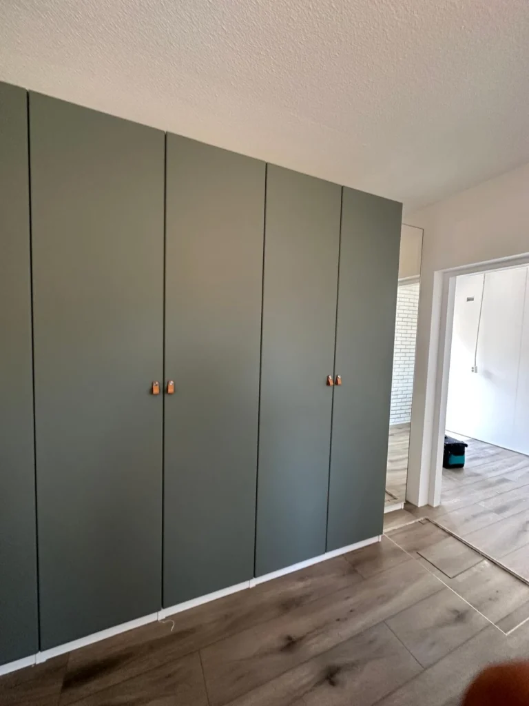 Groene IKEA PAX kast met leren handgrepen, professioneel gemonteerd in Rotterdam door PaxMonteur.nl