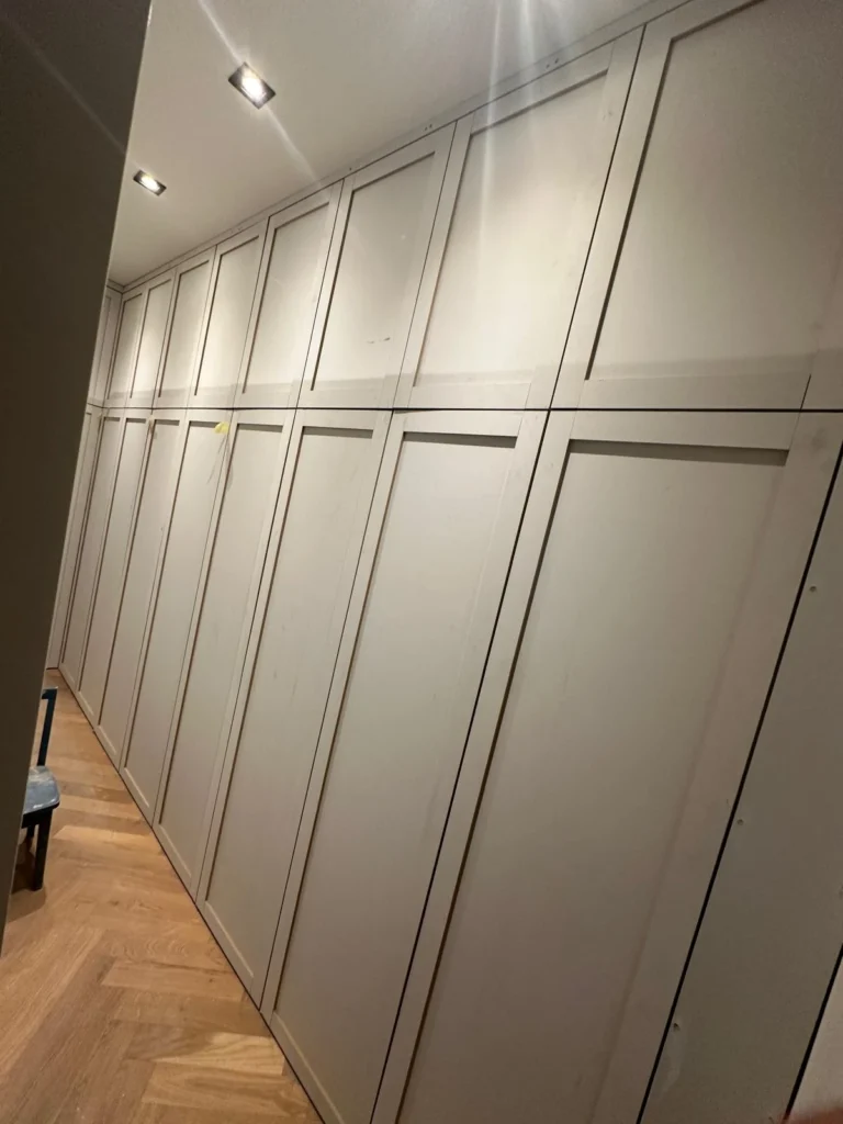 IKEA PAX kasten met op maat gemaakte deuren, vakkundig gemonteerd in Zaandam. Zakelijke meubelmontage door PaxMonteur.nl